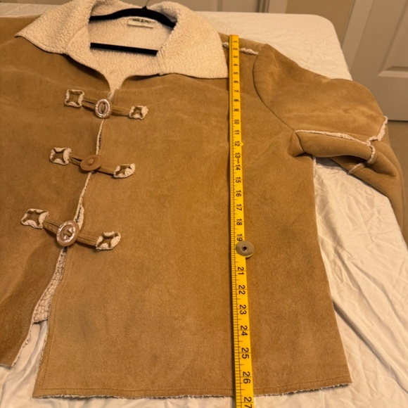 🧸 Camel Faux-Shearling Toggle Jacket | Natalie & Me | Cozy Fall/Winter Classic - Picture 4 of 9